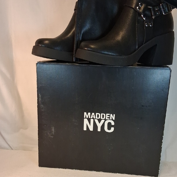 Elegant Black Heeled Boots - Picture 16 of 16